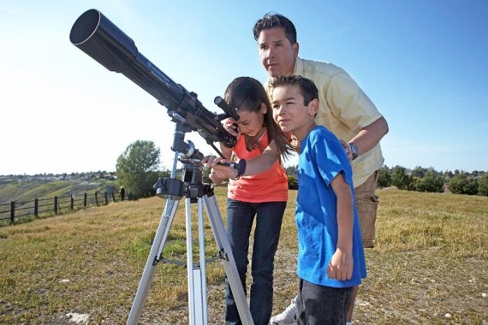 Картинка начинающих астрономов за телескопом